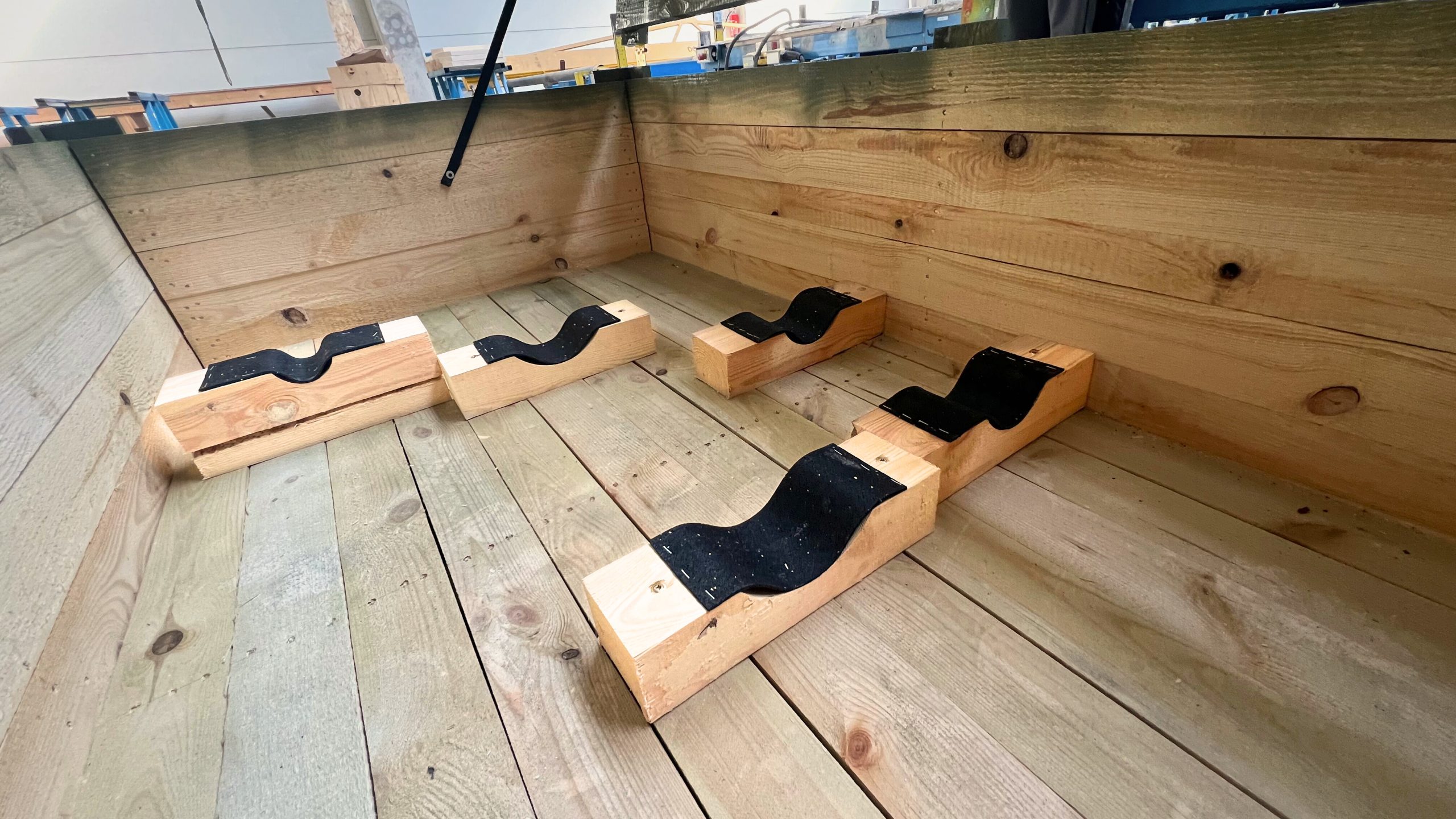 skrzynie z leżniami dla wojska na zamówienie