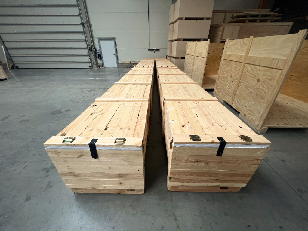 długie skrzynie transportowe eksportowe z drewna drewniane skrzynie