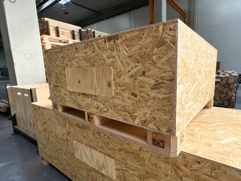 skrzynie transportowe z tabliczkami znamionowymi