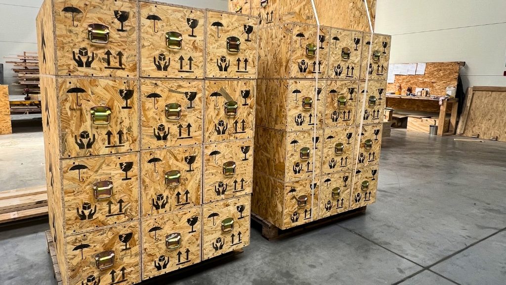 Znaki niebezpieczeństwa na opakowaniach transportowych – przykład ostrzeżenia na opakowaniu