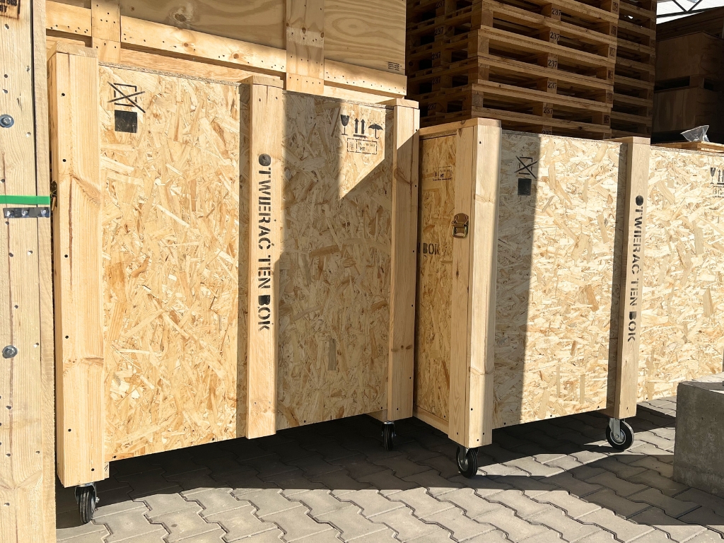 oznakowanie skrzyń na kółkach