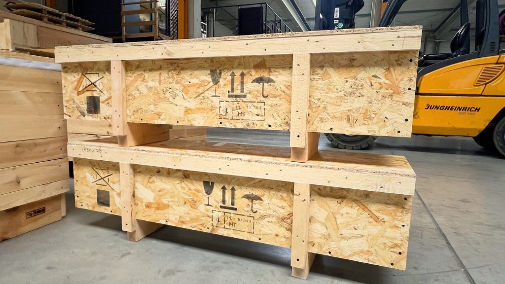 Znaki manipulacyjne na opakowaniach transportowych – przykłady piktogramów na skrzyniach i paletach