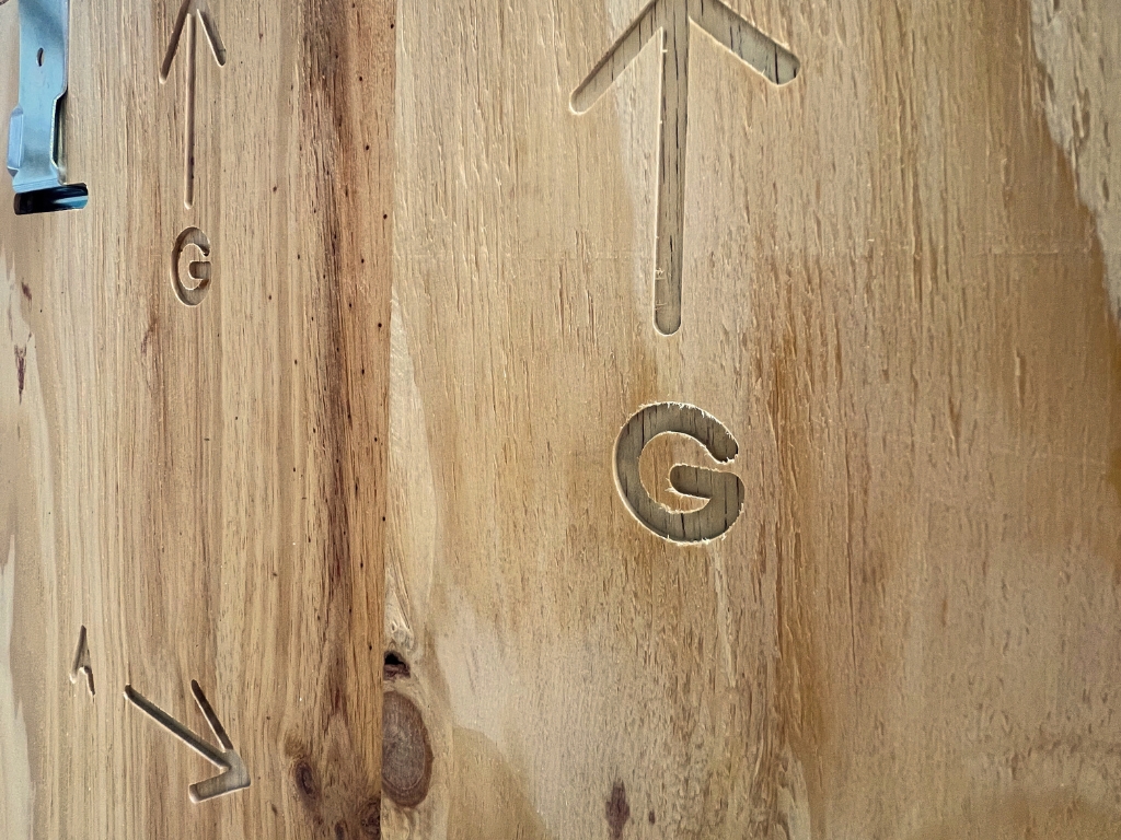 Oznakowanie boków skrzyni w formie graweru